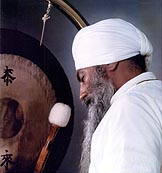 yogi bhajan uses gong for meditation